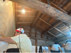 エアコンのない真夏の室内で壁の漆喰塗りを手伝ってくれた子どもたち。「壁って塗るものなんだね」と話していたのだそう。体験から学んだことも多そうだ