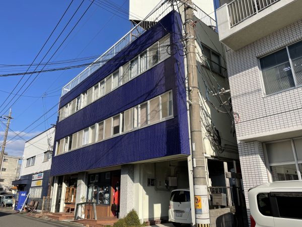 青い外壁が目を引くふくろうの森ビルの外観