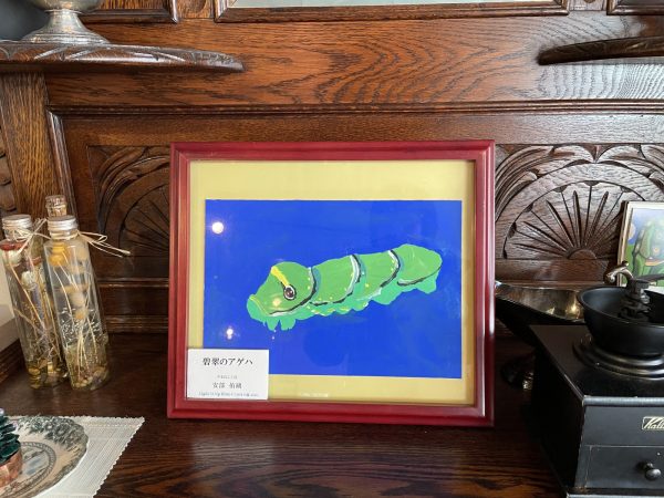 来客に一杯ずつコーヒーを淹れる安部さん。「彼はカップ＆ソーサーの扱いも慎重で、割ったことはないんですよ。かえって、僕のほうが手元が危うい（笑）」（古山さん）