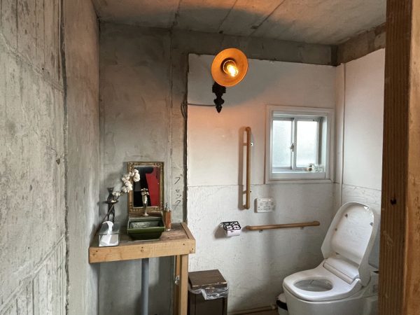 青い外壁が目を引くふくろうの森ビルの外観