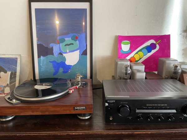 既存の内装を解体して躯体を現しにした空間に、赤い壁をアクセントとしたデザイン。厨房にはスタッフが自由に出入りする（写真/以降、すべて介川亜紀）