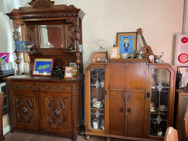 青い外壁が目を引くふくろうの森ビルの外観