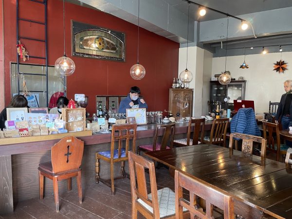 既存の内装を解体して躯体を現しにした空間に、赤い壁をアクセントとしたデザイン。厨房にはスタッフが自由に出入りする（写真/以降、すべて介川亜紀）