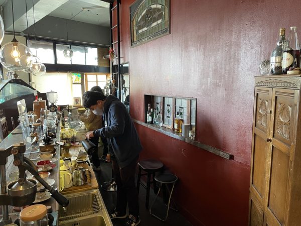 来客に一杯ずつコーヒーを淹れる安部さん。「彼はカップ＆ソーサーの扱いも慎重で、割ったことはないんですよ。かえって、僕のほうが手元が危うい（笑）」（古山さん）