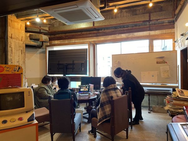 今回お話を伺った古山さん。彼が立っているのはメディアセンター事業をスタートした純喫茶モーガンの入り口。昭和の雰囲気漂う看板はそのまま残した