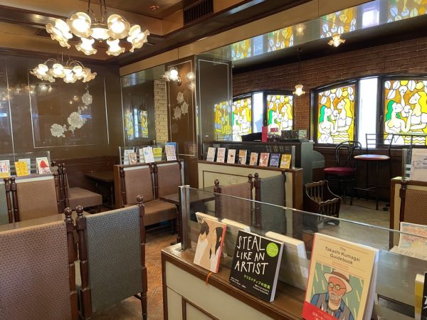 今回お話を伺った古山さん。彼が立っているのはメディアセンター事業をスタートした純喫茶モーガンの入り口。昭和の雰囲気漂う看板はそのまま残した