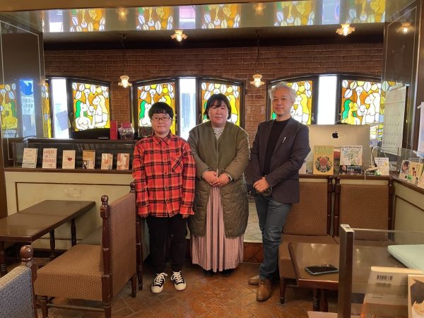 今回お話を伺った古山さん。彼が立っているのはメディアセンター事業をスタートした純喫茶モーガンの入り口。昭和の雰囲気漂う看板はそのまま残した