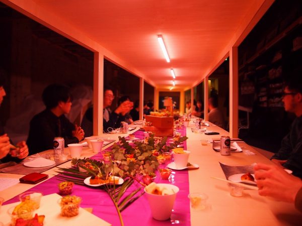 忘年会で、事務所は「スナック・ナノ」になった。調光調色が可能な照明は、すぐに屋外に出られない事務所内でサンプルの色を確かめるためのものだが、スナック感を演出する照明にもなった