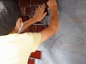 タイルもみんなで貼った。実はタイルの裏側にはメッセージが書かれているのだとか。タイル貼りを手伝ってくれた子は、一緒に来店した友だちに「このタイル僕が貼ったんだ！」と自慢しているそう。そんな姿を見るのもあいざわさんの楽しみになっているのだとか