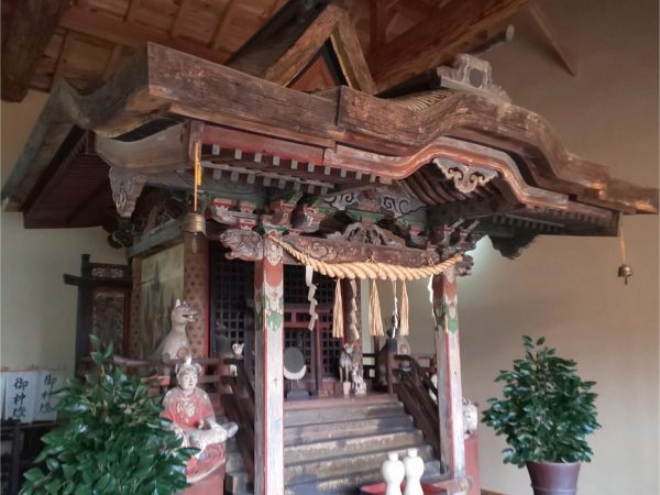 大阪府高槻市に鎮座する笠森稲荷のご本殿。大阪府北部地震と台風で建物に被害を受けて危険なため、お正月などの祭事以外は閉門している