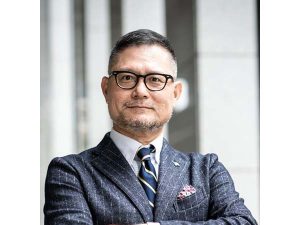 <b>矢部 智仁</b>：合同会社RRP（RRP LLC）代表社員。東洋大学 大学院 公民連携専攻 客員教授。クラフトバンク総研フェロー。エンジョイワークス新しい不動産業研究所所長。リクルート住宅総研 所長、建設・不動産業向け経営コンサルタント企業 役員を経て現職。地域密着型の建設業・不動産業の活性化、業界と行政・地域をPPP的取り組みで結び付け地域活性化に貢献するパートナーとして活動中