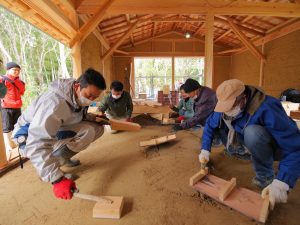 土間や先述の土壁はみんなで塗った。土間や土壁の主な材料は文字どおり「土」である。土や木は呼吸をするので、調湿効果もあるそうだ。また土間は蓄熱性も高く、冬は温かさを保ち夏はひんやり涼しい