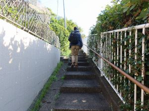 すたすたと階段を行く鈴木会長。知らなければ通らないだろう道を行く