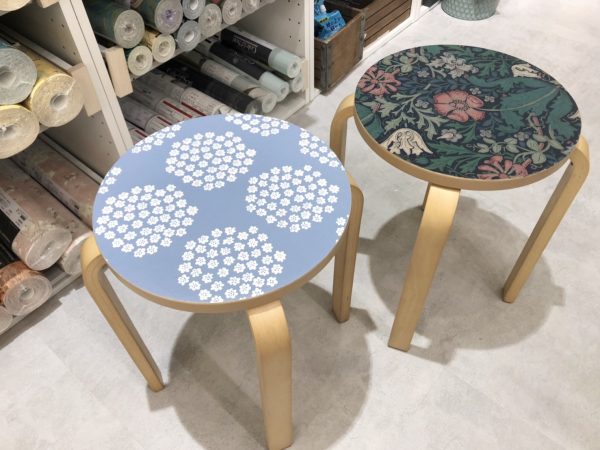 レジカウンターのタイル貼りDIYの様子。写真提供：Decor Interior Tokyo