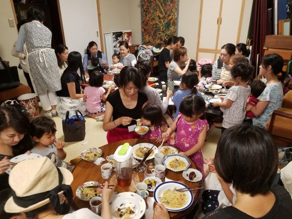 ｢子どもたちや地域のために役立ててほしい｣という岡さんからの遺言と共に譲り受けた一軒家「岡さんのいえTOMO」。今では多世代が交流し、心温まる憩いの場となっている。「ここに来なければ2人目を産もうなんて思わなかった」と2人目のお子さんを連れて来られたママさんもいるという。それほど人とのつながりの素晴らしさを実感したのだろう