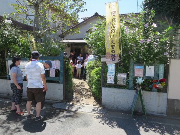 ｢子どもたちや地域のために役立ててほしい｣という岡さんからの遺言と共に譲り受けた一軒家「岡さんのいえTOMO」。今では多世代が交流し、心温まる憩いの場となっている。「ここに来なければ2人目を産もうなんて思わなかった」と2人目のお子さんを連れて来られたママさんもいるという。それほど人とのつながりの素晴らしさを実感したのだろう