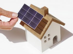 国土交通省・経済産業省・環境省が公表した「脱炭素社会に向けた住宅・建築物における省エネ対策等のあり方・進め方」によると、2030年に新築される住宅・建築物は、ZEH基準の水準の省エネ性能が確保され、新築一戸建て住宅の6割に太陽光発電設備が導入されていることを目指すとしている