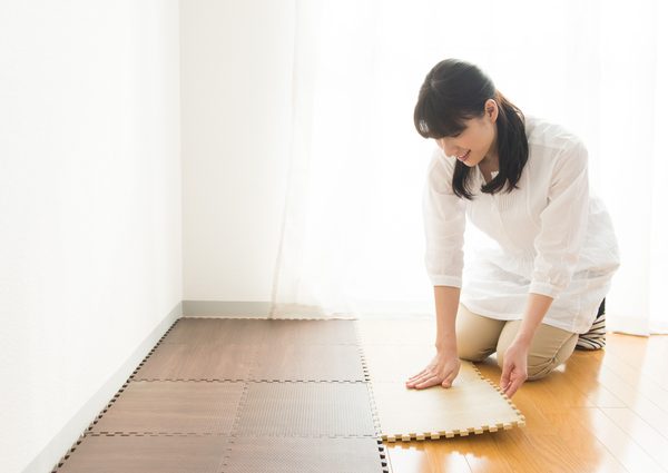 １フロアに3戸、階段を挟んで１戸と２戸が配されている平面図。2戸の間には水回りが配されおり、部屋が直接接していない