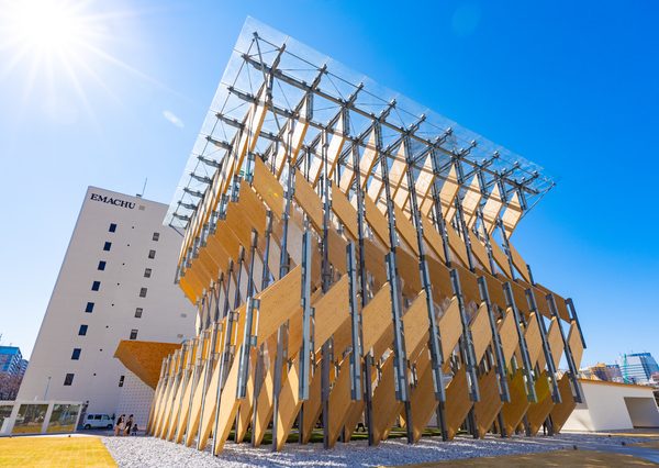 隈研吾建築都市設計事務所が監修した「CLT PARK HARUMI」。CLT（木質直交集成板）を使用したこのパビリオンは、国産材活用のシンボルとして誕生した
