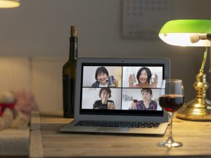オンライン飲み会の音が響くという苦情も増えている（画像はイメージ）