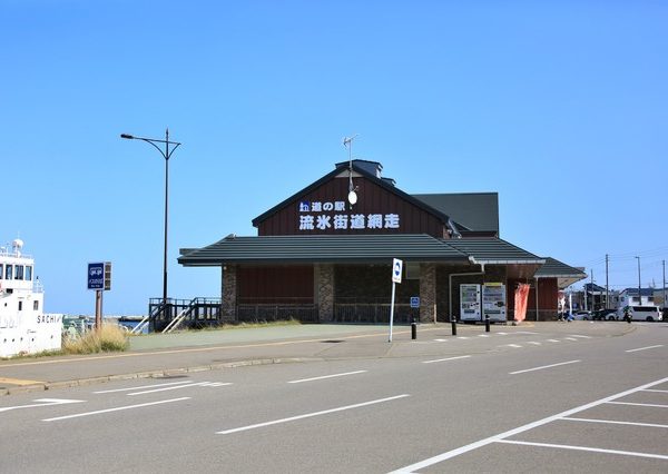 道の駅「うとろ・シリエトク」では観光地や交通、クマの出没など多彩で充実した情報が掲示されている（北海道開発局提供）