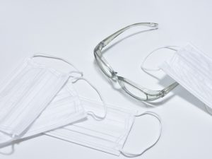 花粉症の人も、いま症状がない人もできるだけ花粉を避けて過ごしたい。外出時のマスクやメガネの着用、帽子をかぶる、花粉が付きにくい素材の衣類を選ぶなどの対策が有効だ