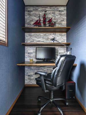 こだわりの書斎。まるで海の中にいるかのような深いブルーに包まれた空間　[ＧＬホーム] 