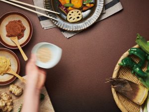 基材の人造大理石に塗装を施して、焼き物の風合いを感じさせるキッチンカウンター「テノール」は、2020年のグッドデザイン賞を受賞