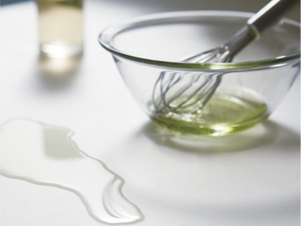 トクラス製品の「水回りお手入れガイド」。使用できる洗剤などが記載されている