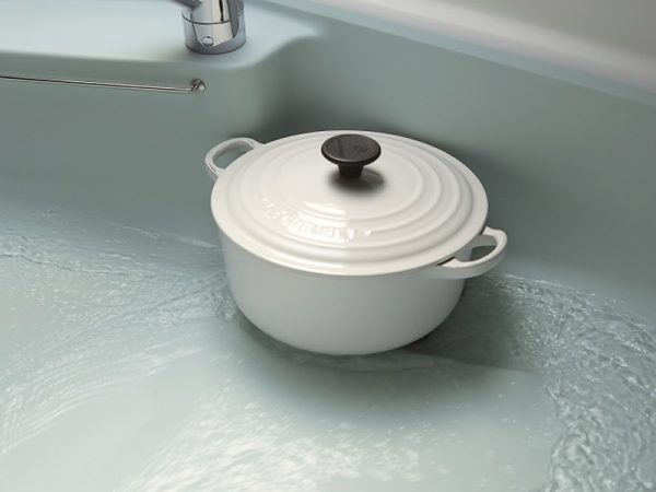 人造大理石の生産現場である静岡県浜松市のトクラス本社工場。工場内は撮影禁止のため、トクラスより画像の提供を頂いた（写真提供：トクラス株式会社）