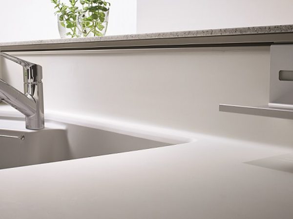 キッチンなら前垂れからバックガードまで一体形状になっていれば、汚れにくく、お手入れがしやすくなる