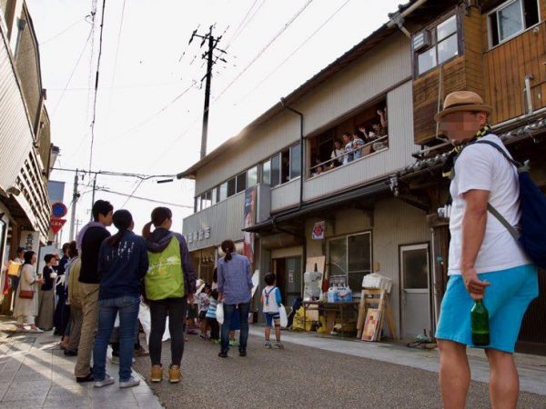 購入時の2階住居部分の様子。ワークショップを企画し、多くの協力を得て残置物を片付けた