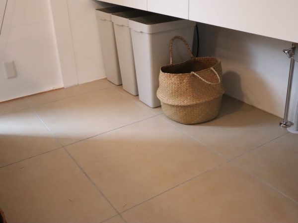 改修後の1階、コワーキングスペースの様子。棚やデスクはコンピュータ制御された木材加工機を活用して加工した。曲線にも対応する（写真／LIFULL）