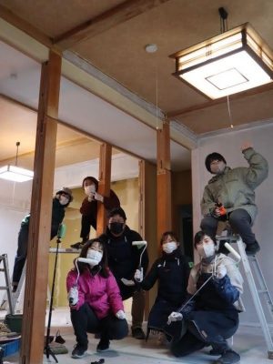 改修後の1階、コワーキングスペースの様子。棚やデスクはコンピュータ制御された木材加工機を活用して加工した。曲線にも対応する（写真／LIFULL）