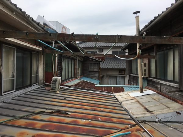 元旅館は5棟から成り、その間はトタン屋根でつながれていた