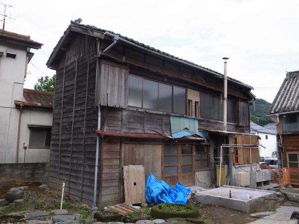 リノベーション前の仲居さんの住居棟。中には布団や家具、生活用品などが残置されていた