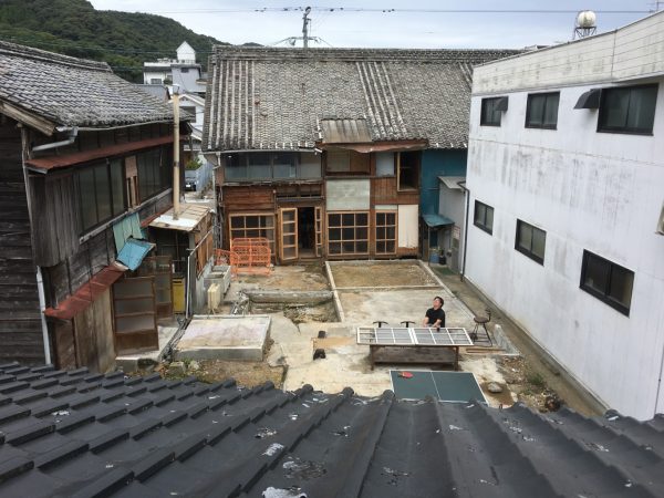 リノベーション前の仲居さんの住居棟。中には布団や家具、生活用品などが残置されていた