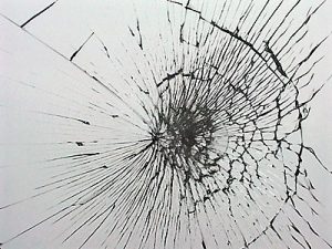 防犯フィルム「ガラスマン」は、窓ガラス面の内側に貼り、鍵周辺の防犯機能を高めるという製品。窓の破壊に耐え、飛び散ることもなく、窓にバールなどをぶつけて割る「打ち破り」、ライターやバーナーで窓を焼き破る「焼き破り」対策に利用できる。A3サイズのフィルム2枚のセットで、6480円（税込み）