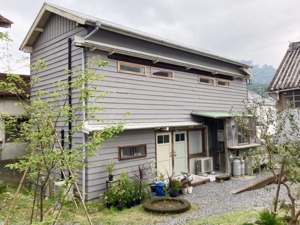 リノベーション前の仲居さんの住居棟。中には布団や家具、生活用品などが残置されていた