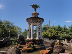 公園のシンボルとなっている噴水塔。真下を通る地下鉄工事のため一時撤去されたが、残しておいた創建時と同じ資材で1977(昭和52)年に復元。1986(昭和61)年に名古屋市指定文化財になった（写真提供：鶴舞公園事務所）