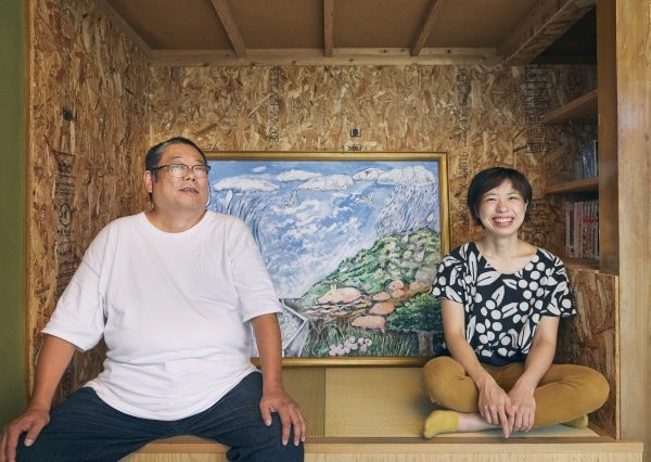 「日和坂アート研究舎」で、パルコキノシタさんと渡邊享子さん。背後の絵画はパルコキノシタさんの作品</br>（撮影：Hiromi Furusato）