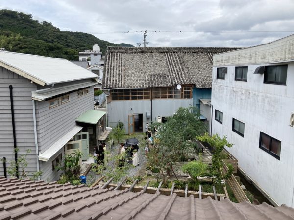 リノベーション前の仲居さんの住居棟。中には布団や家具、生活用品などが残置されていた