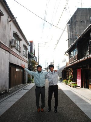 DOCRE結成後間もなくのふたり。市での仕事用の作業着で写した一枚