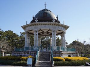 現在の奏楽堂は3代目。初代は木造で老朽化していたこともあり、1934(昭和9)年に取り壊された。1936(昭和11)年～1995(平成7)年までの2代目奏楽堂は、まったく異なるデザインだったが、1997(平成9)年に初代の姿で復元された