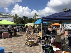 2017年に「リニモテラス」の前にある長久手中央2号公園で開催されたマルシェ。「100プロジェクト」の一環として行われ、「リニモテラス」との連携の可能性や課題など、実証と実験が繰り返された（写真提供：リニモテラス指定管理者）