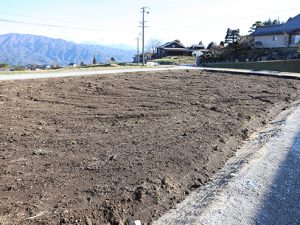 トレーラーハウスの前には野菜を栽培するための畑も用意されている