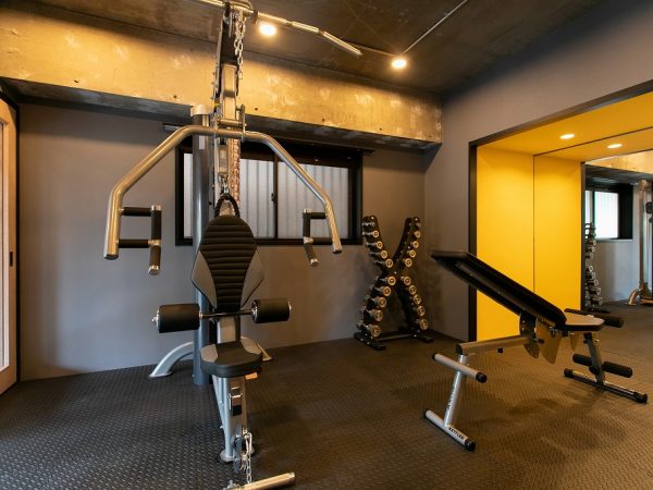 以前は和室だった部屋をリフォームし、筋トレルームへ。押し入れ（上）は大きな鏡に姿を変えた（下）