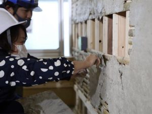 2021年1月には、建設途中の「リニモテラス」の土壁塗りのワークショップが開催。市民自らが手を施した施設は、より愛着のもてるものになるだろう（写真提供：リニモテラス指定管理者）