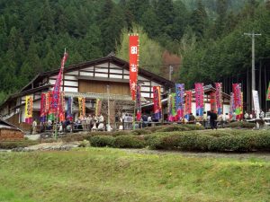 中津川市加子母地域にある、地歌舞伎が上演される「かしも明治座」。明治時代に建てられ、岐阜県の指定有形民俗文化財に指定されている