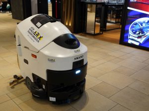 アマノ株式会社のロボット床洗浄機「EGrobo(イージーロボ)」。主にオフィスなどでの使用を想定していたが、今回の実証実験でトマト農場でも使えるのではないかと試すことに。ベンダーにとっても可能性が広がる場となっている